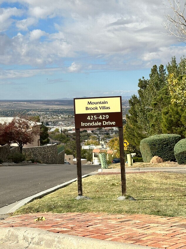 Foto principal - 425 Irondale Dr