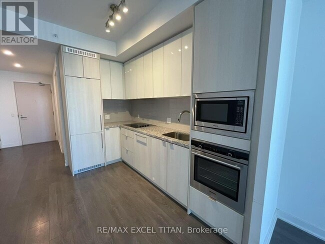 Building Photo - 115-3115 Blue Jays Way