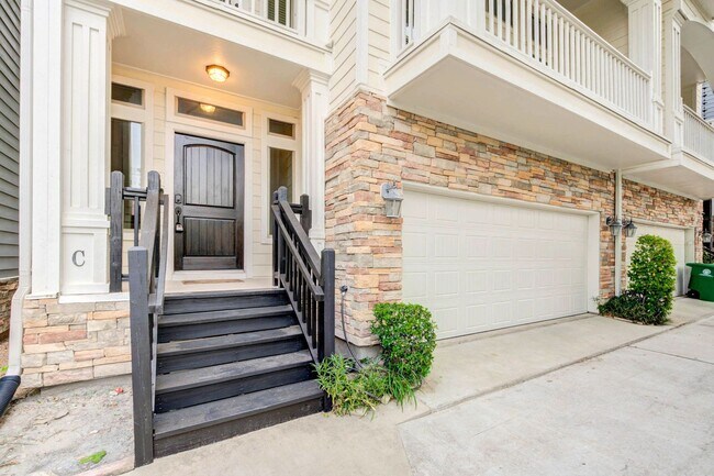 Foto del edificio - Welcome to this stunning 3-bedroom, 3.5-ba...