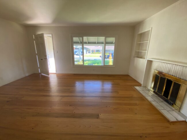 Foto del edificio - 2403 Meadowbrook Rd