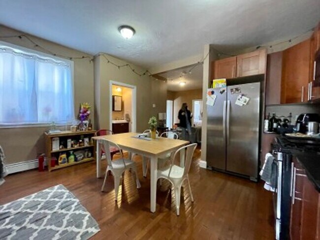 Foto del edificio - 5 Bed 2 Bath - Allston - 9/1