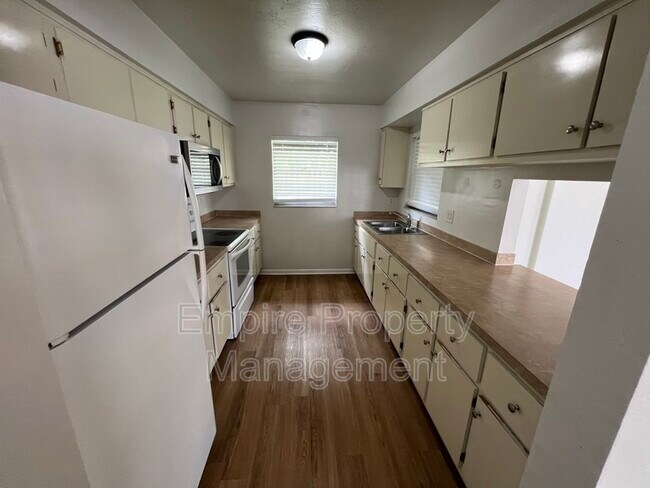 Building Photo - 224 SE 16th Pl