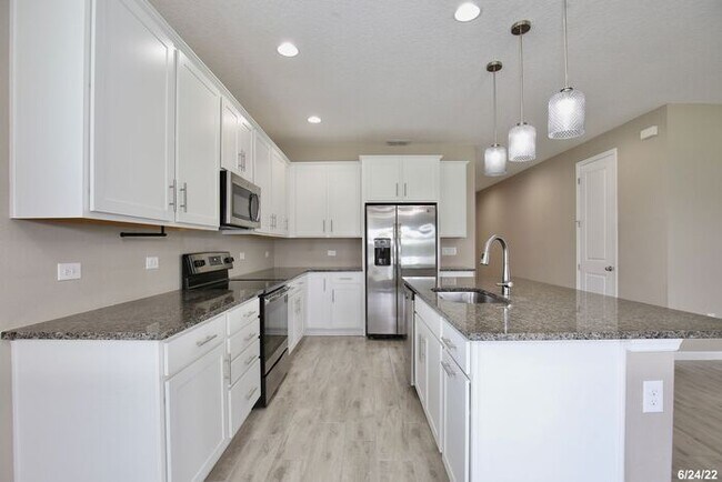 Building Photo - GORGEOUS 4/2.5 Two-Story home with Fenced ...