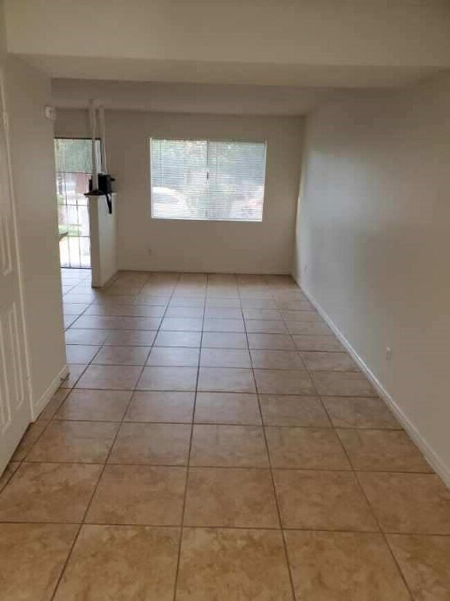Foto del edificio - **MOVE-IN Special 1/2 off First Months Ren...