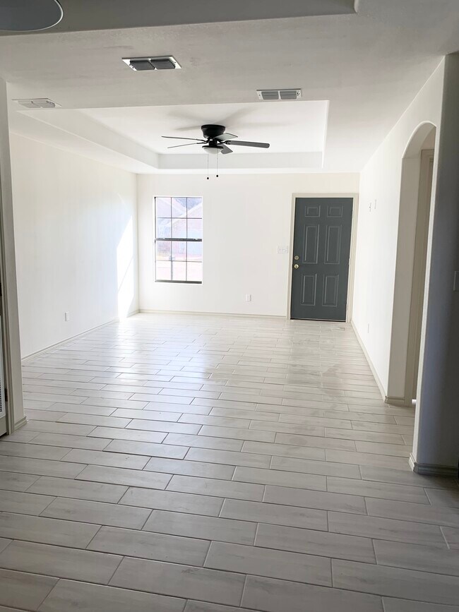 Building Photo - 1605 E Filmore Ave