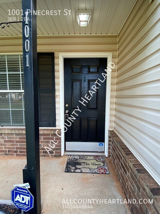 Building Photo - 1001 Pinecrest St