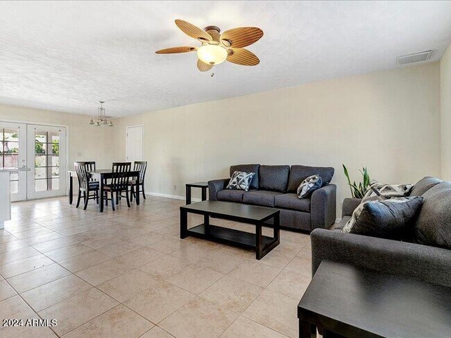 Foto del edificio - 8226 PLAZA Ave