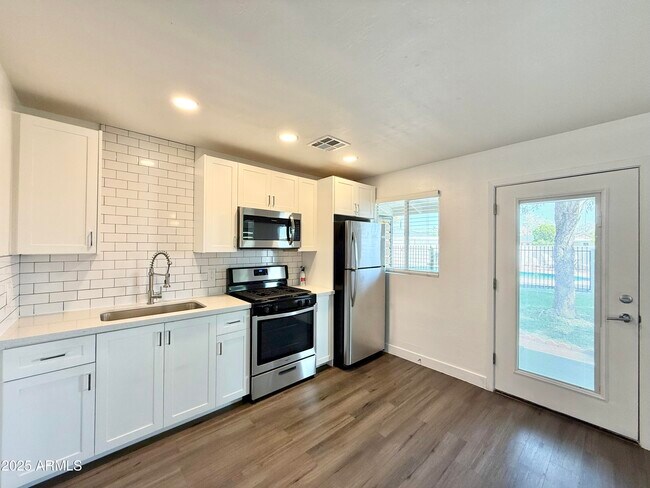 Building Photo - 1202 E Kaler Dr