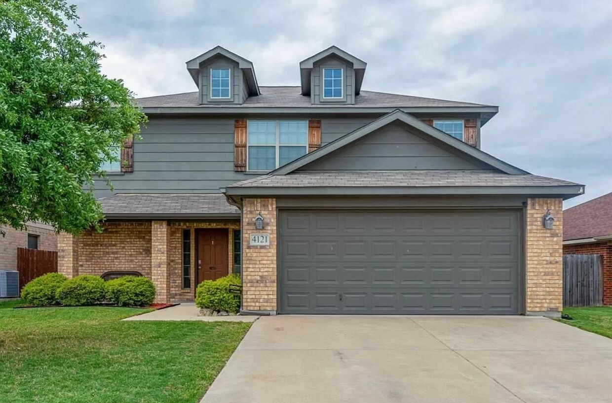 Primary Photo - Beautiful Upgraded 4 Bedroom House Now Ava...