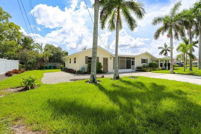 Foto del edificio - ** 3/2 NICELY FURNISHED HOME READY *** DOG...