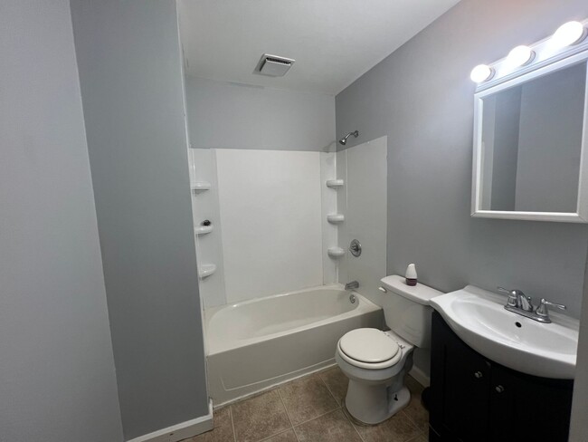Building Photo - Pet Friendly 3 Bedroom 2 Bath