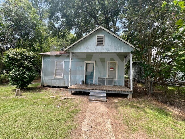 Building Photo - 2 Bedroom, 1 Bathroom House is Available Now!