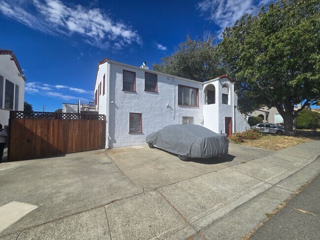 Foto del edificio - AVAILABLE!