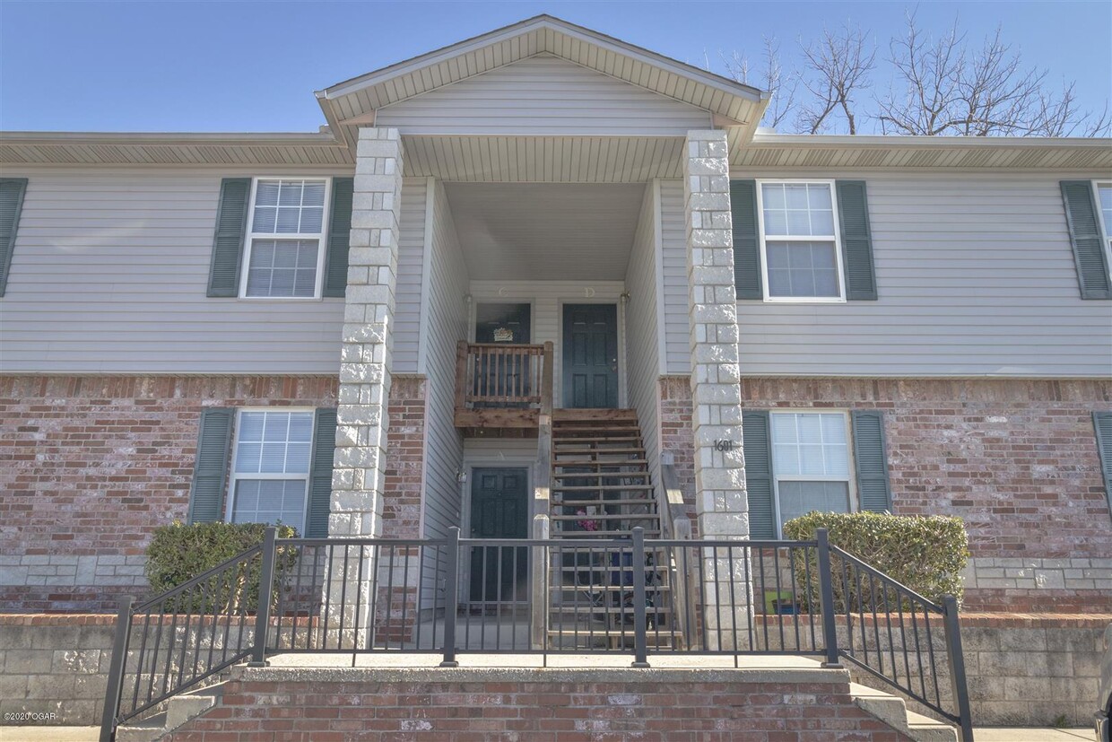 Building Photo - 1605 Mayberry Dr