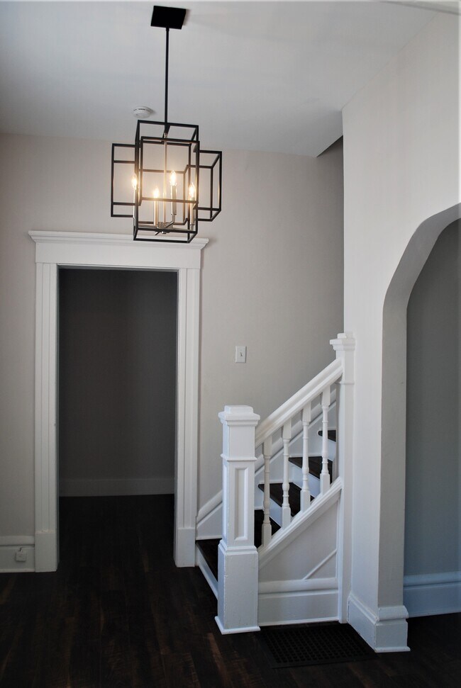 Entry - 17 W Kossuth St