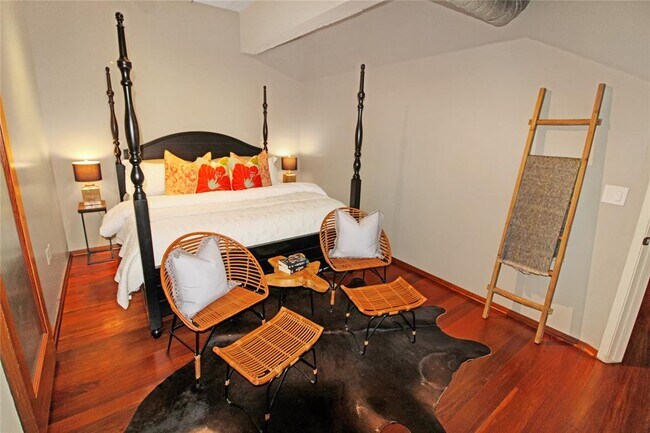 Building Photo - 711 Main St