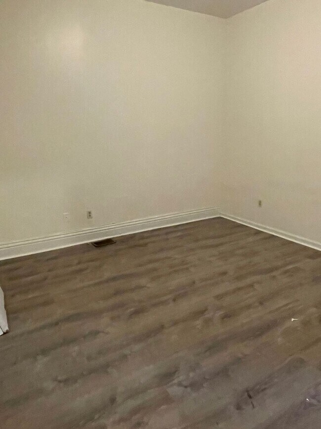 Foto del edificio - Updated three bedroom two bathroom home in...