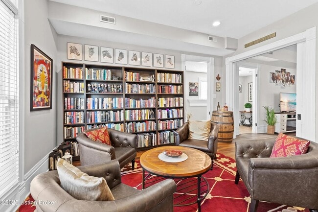 Building Photo - Spacious Home in the Heart of Clifton