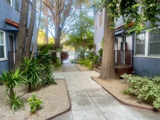 Foto del edificio - 530 N San Vicente Blvd