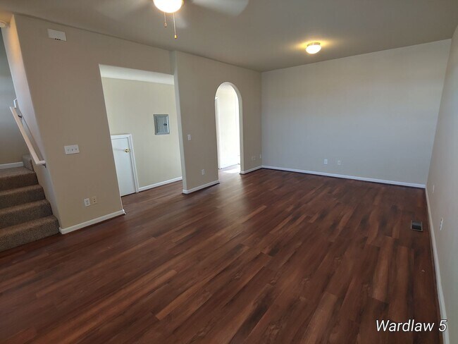 Building Photo - Charming Townhouse In Middletown