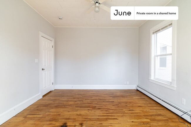 Building Photo - Private bedroom in 3 bed/1 bath Home
