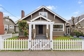 Building Photo - 2114 Dexter Ave N