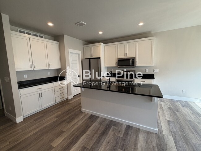 Building Photo - 2890 Sunburst Dr