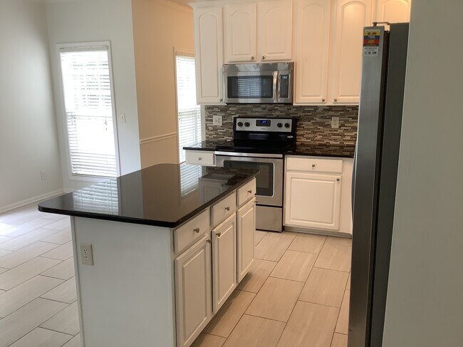 Building Photo - 2106 Forest Edge Dr