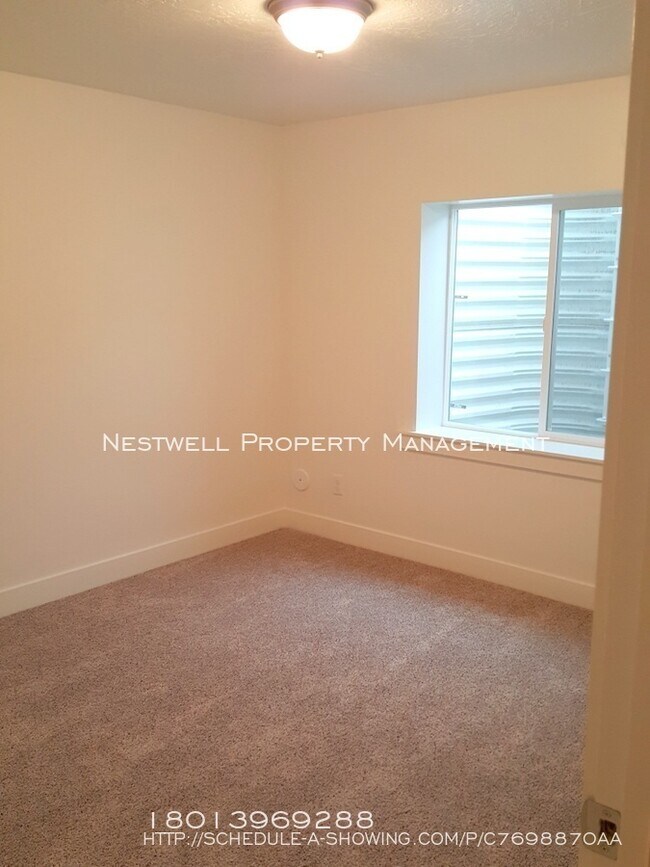 Building Photo - Spacious Cresthaven Village 4 bed Townhome