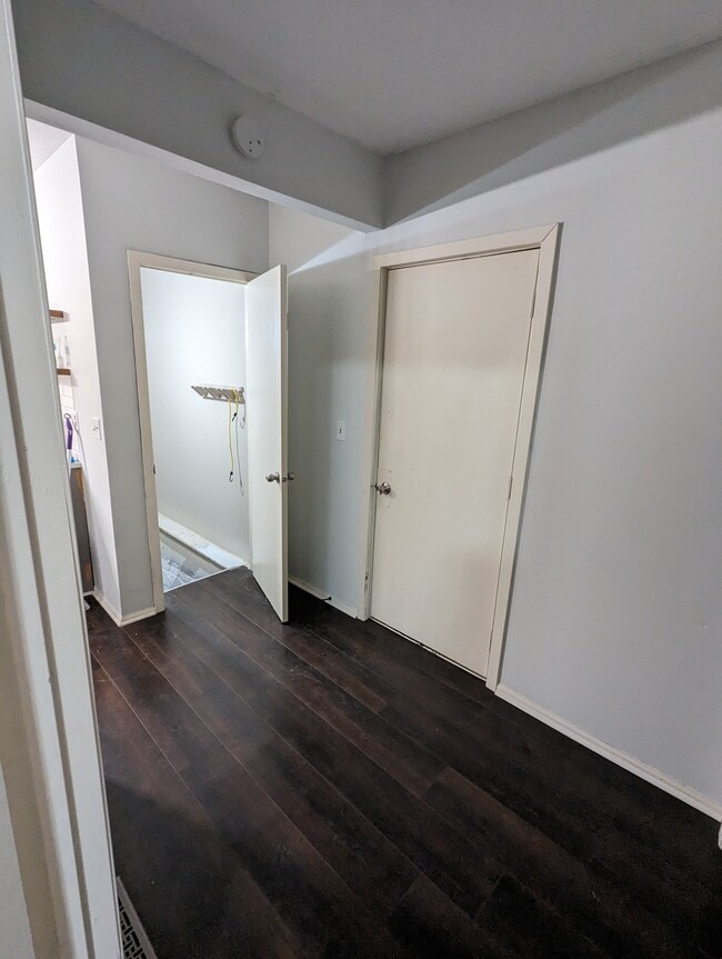 spacious entry hallway - 2902 E 25th St