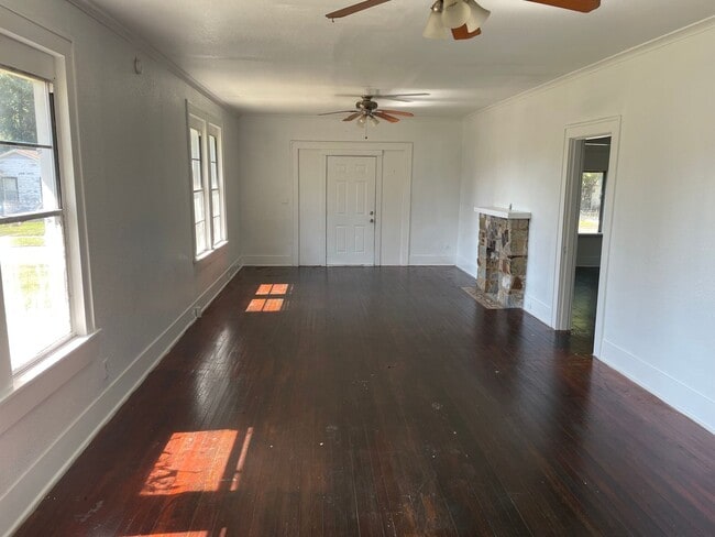 Building Photo - Remodeled 2 bedroom Home