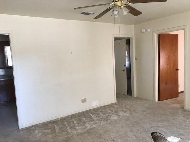 Building Photo - 3356 Russell Ave