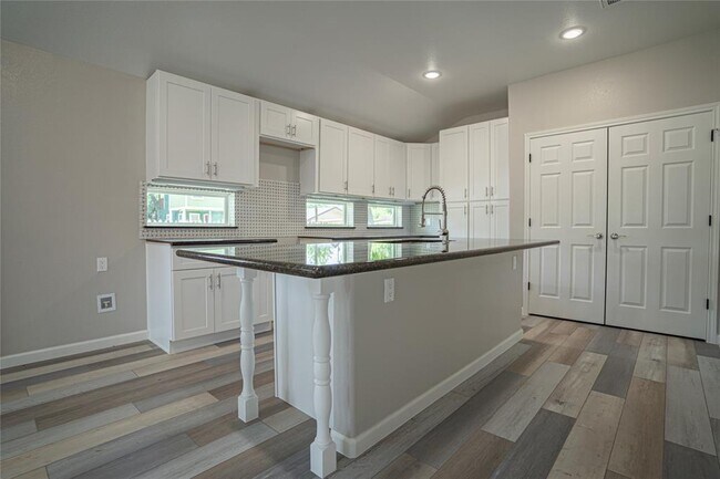 Foto del edificio - 5101 Hardy St