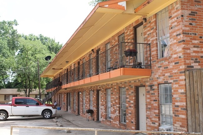 Austin Arms Apartments - Casita Park