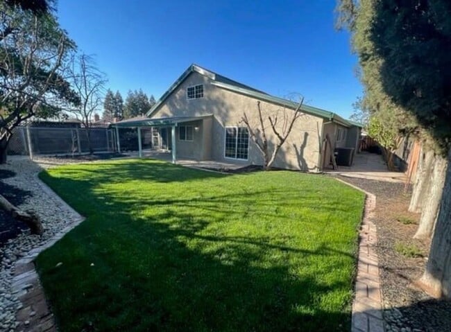 Building Photo - Nicely updated home in established Turlock...