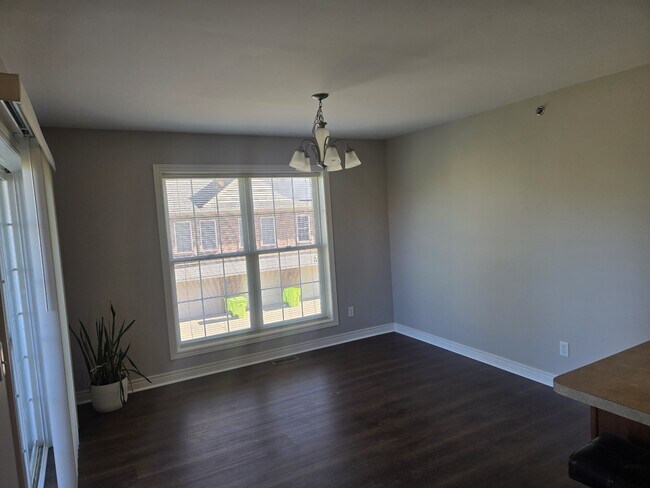 Foto del edificio - 5675 Hampshire Ln