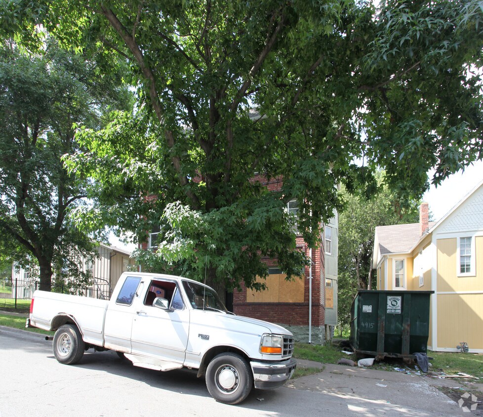 Building Photo - 2702-2704 Peery Ave