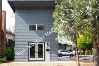 Building Photo - 138 NW Hawthorne Ave