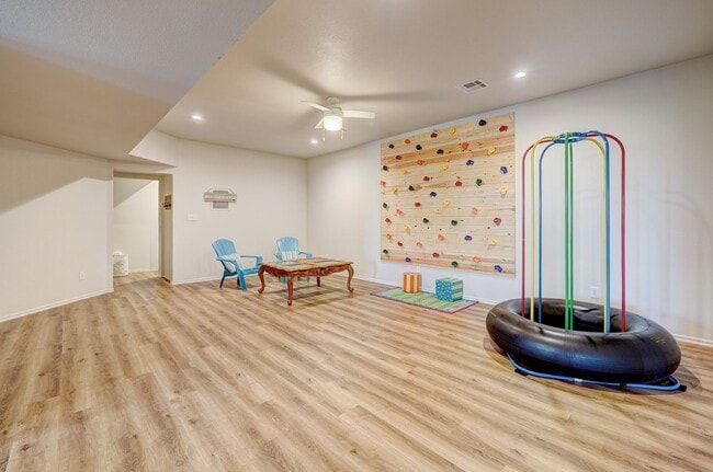 Building Photo - Fully Furnished Hillside Gem: Spacious 5-B...