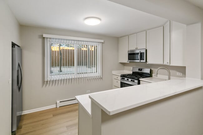 Building Photo - 705 S Milwaukee Ave