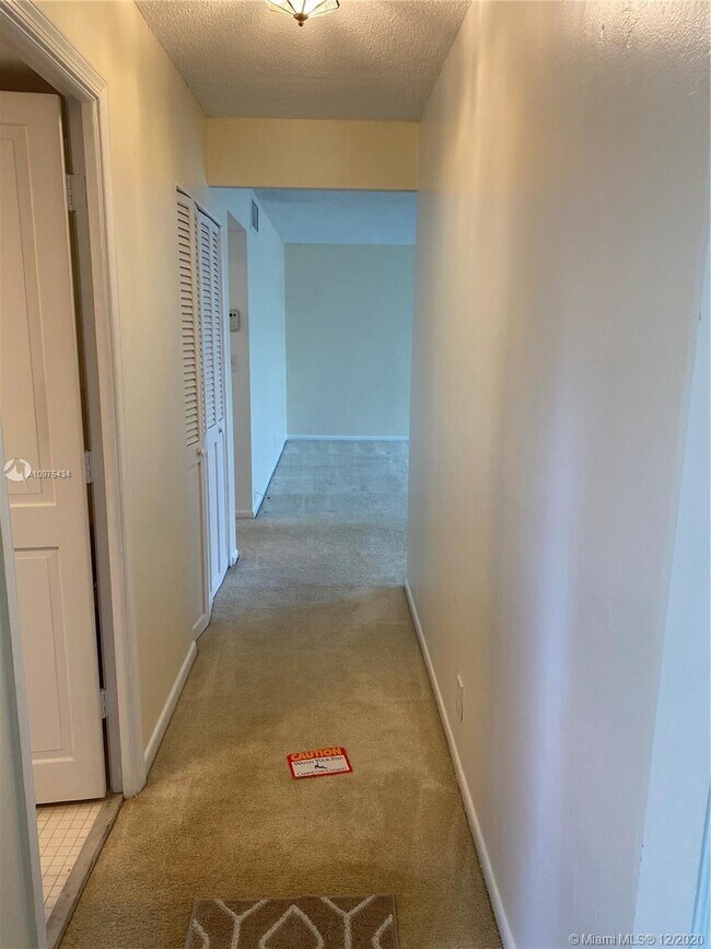 Foto del edificio - 3000 NE 48th St