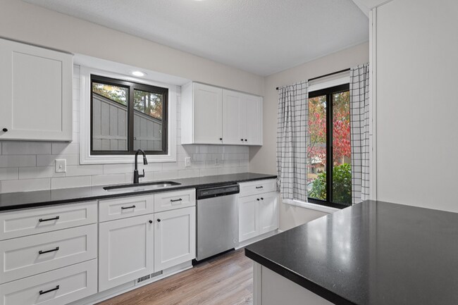 Foto del edificio - 6004 Applewood Ln