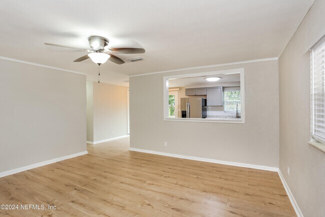 Building Photo - 303 Renne Dr N