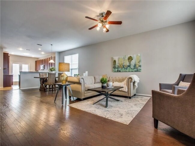Foto del edificio - Spacious 5-Bedroom Home with Expansive Sto...