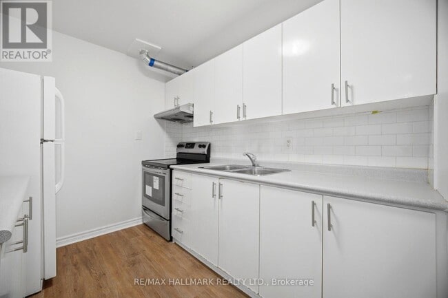 Building Photo - 3025 The Credit Woodlands