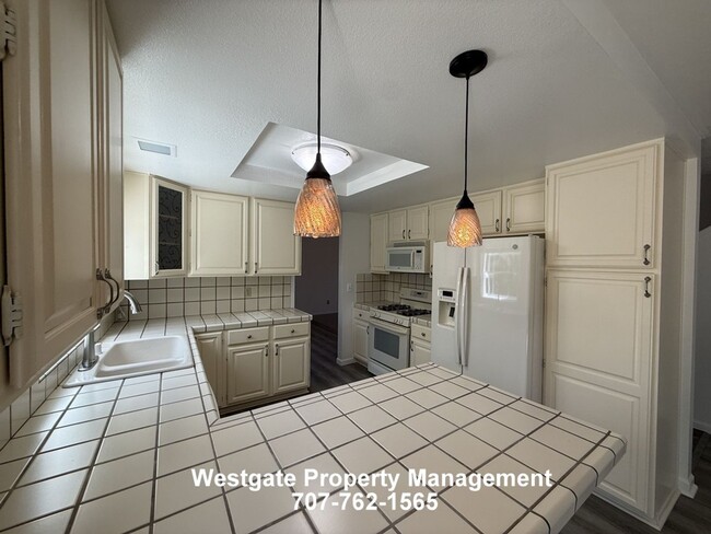 Building Photo - 1604 Cerro Sonoma Cir