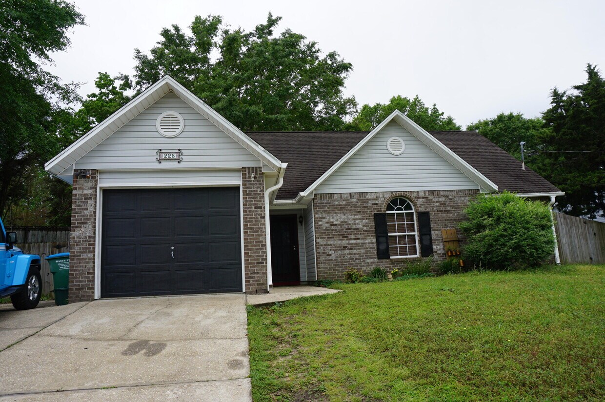 228 Grand Prix Dr, Crestview, FL 32536 House for Rent in Crestview