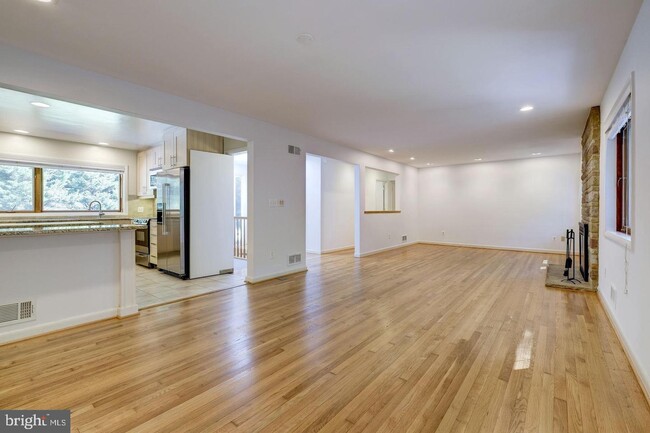 Building Photo - 6710 Persimmon Tree Rd
