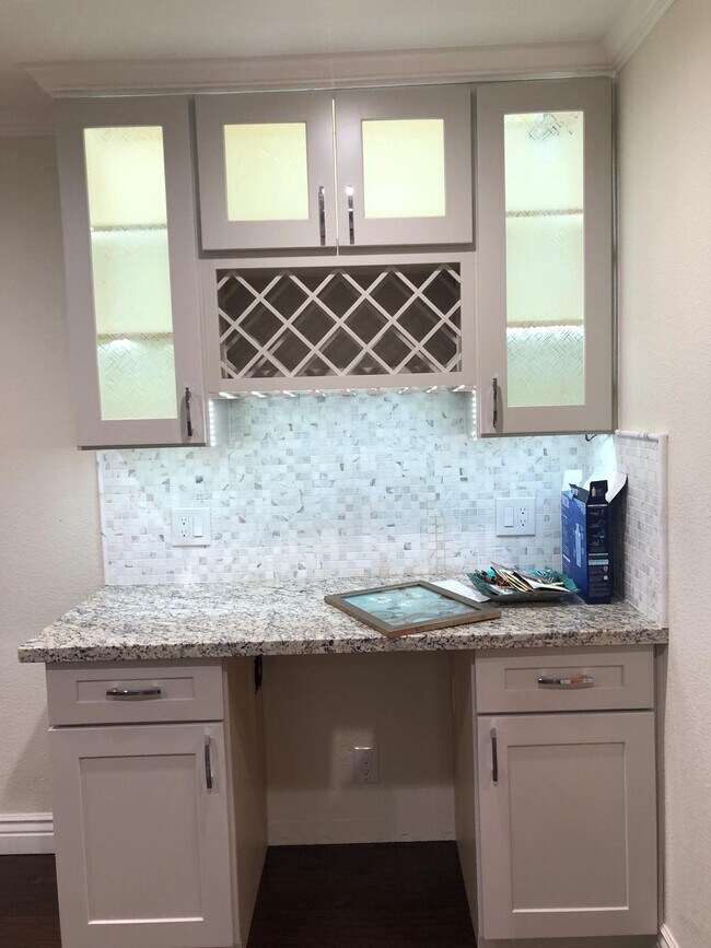 China_cabinet_inDiningRoom_wineRack_Bar - 431 Northlake Dr