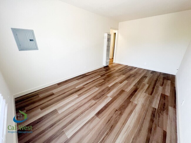 Foto del edificio - $2,495 - UPDATED 2 bedrooms/1 bathroom Upstairs Unit near Rose Garden!